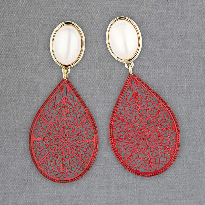 Vergoldete Ohrstecker in Perlmutt mit zart geprägtem Tropfen in Rot von AmuseToi