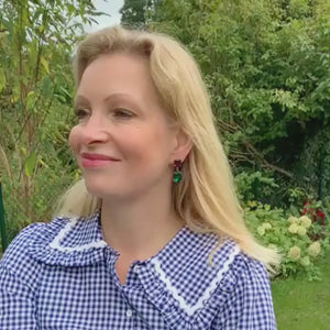 Funkelnde Ohrstecker mit Glas-Kristallen in Violett und Dunkelgrün