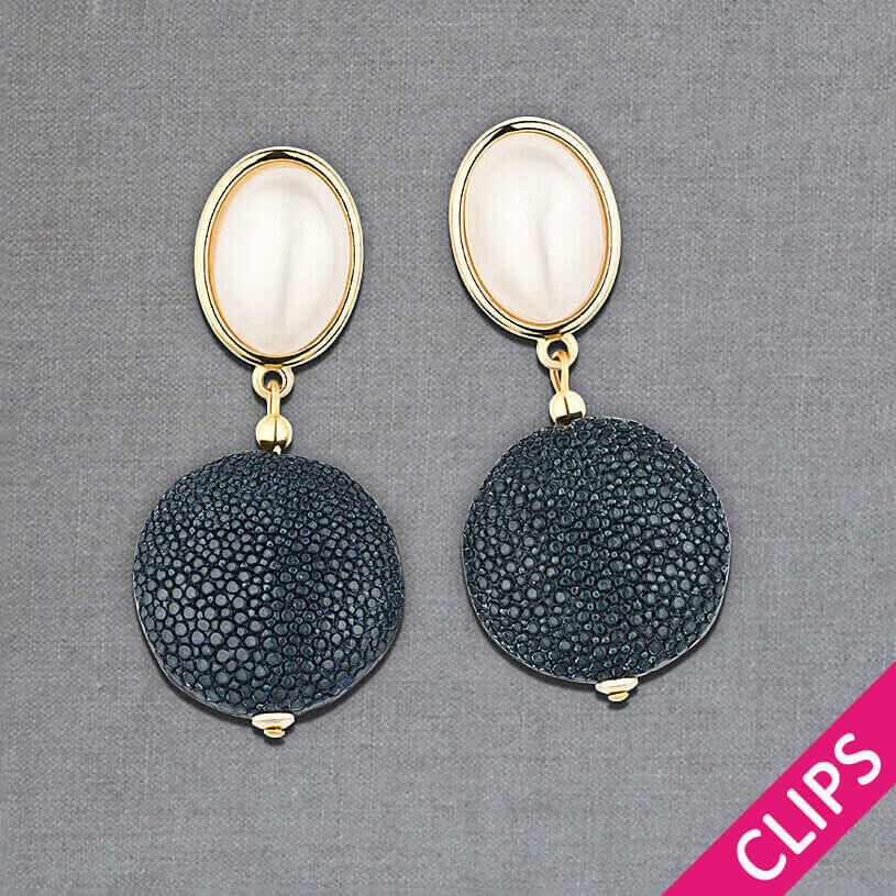 Vergoldete Ohrclips in Perlmuttfarben mit dunkelblauem Anhänger aus Rochenhaut