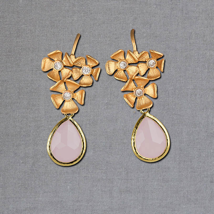 Vergoldete Ohrhänger mit drei Blüten und kleinen Tropfen in Zartrosa