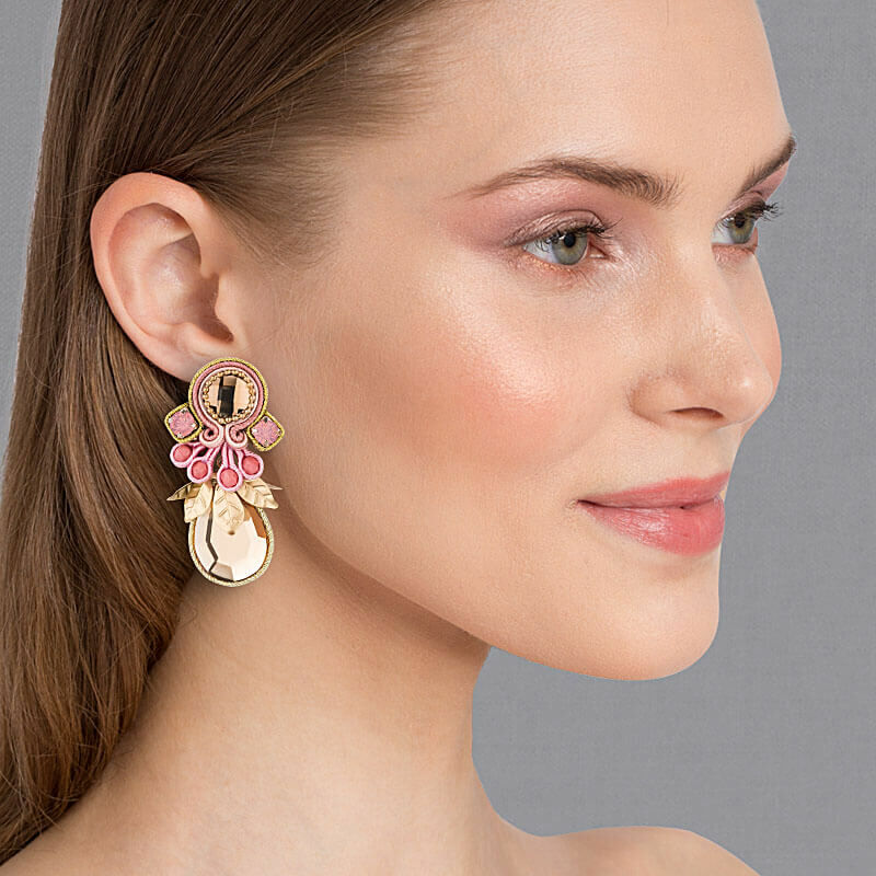 Funkelnde Soutache-Ohrringe mit schimmernden rosafarbenen Steinen und champagnerfarbenen Tropfen