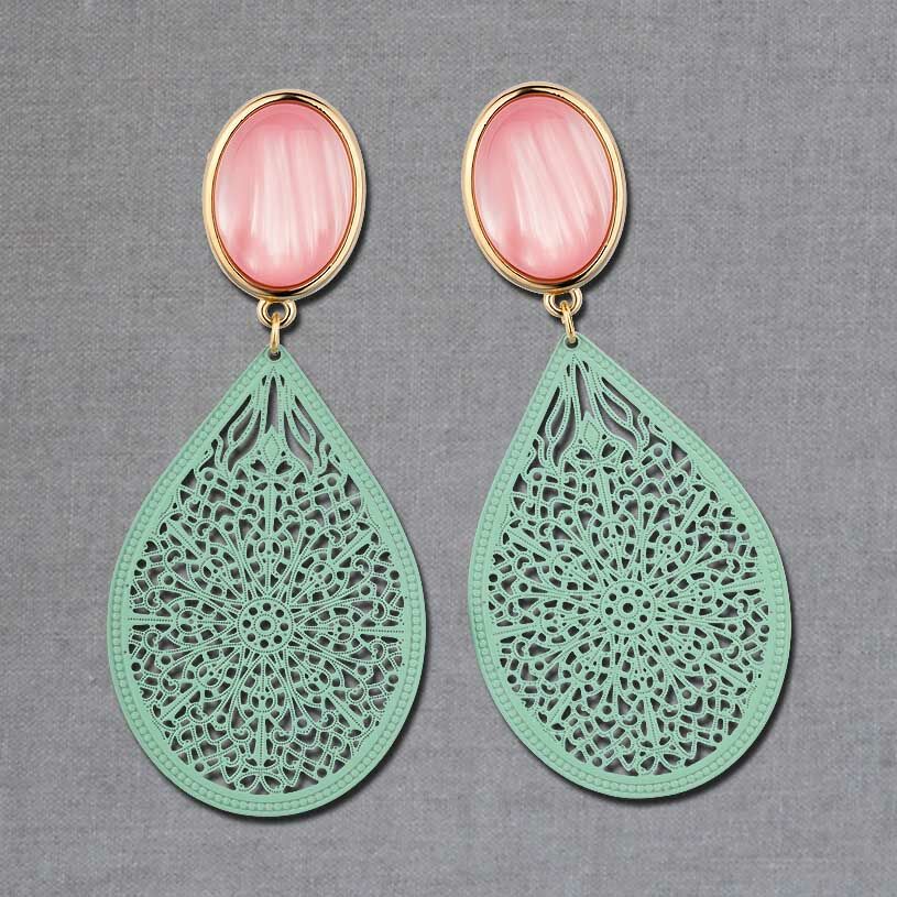 Schimmernde hellrosa Ohrstecker mit zartgeprägten Tropfen in Türkis