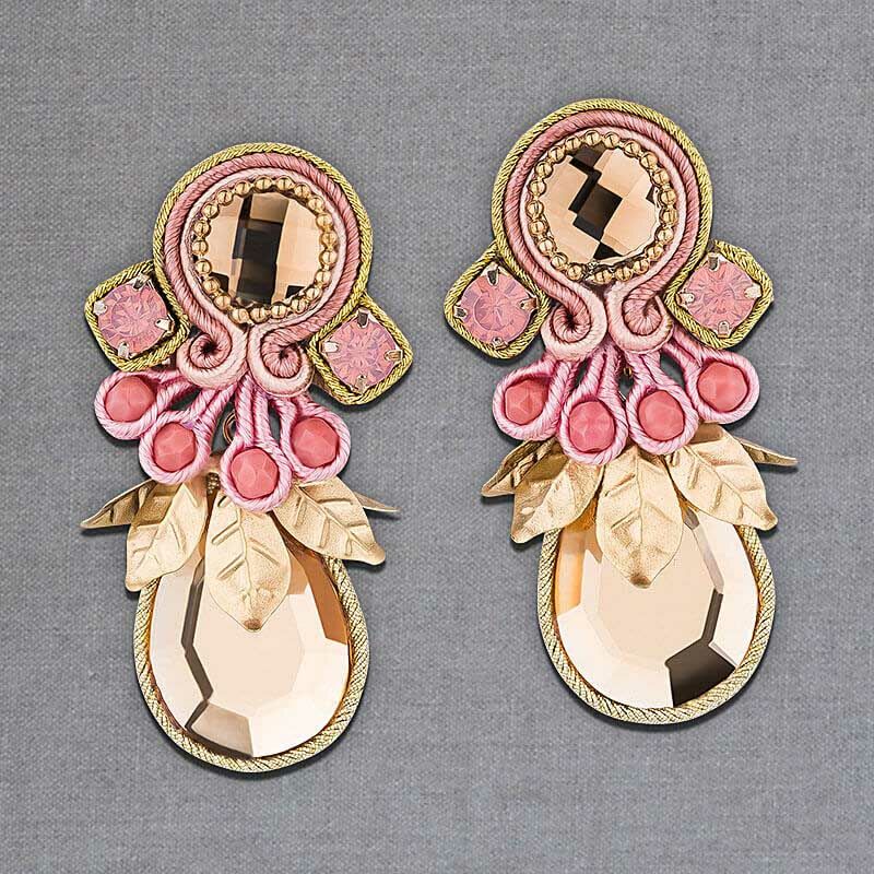 Funkelnde Soutache-Ohrringe mit schimmernden rosafarbenen Steinen und champagnerfarbenen Tropfen