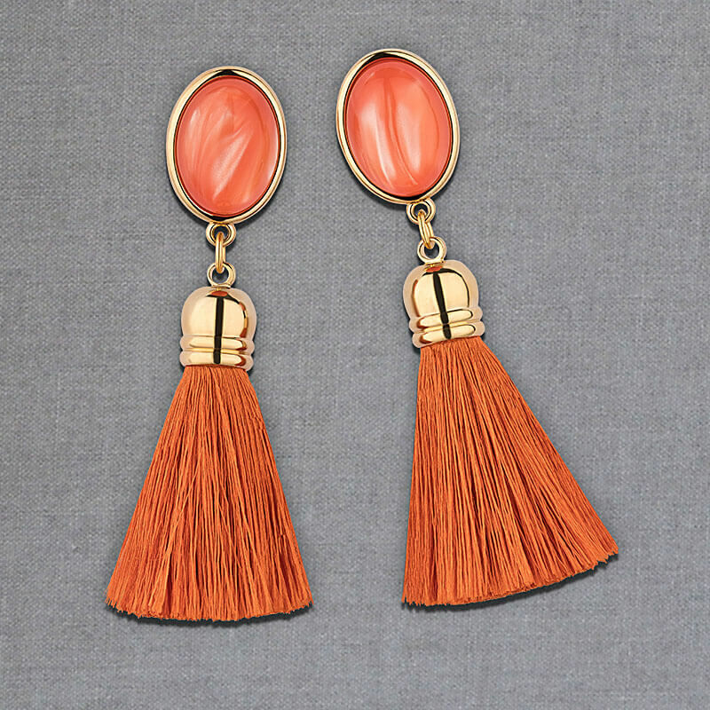 Schimmernde korallenfarbene Ohrstecker mit seidigen Quasten