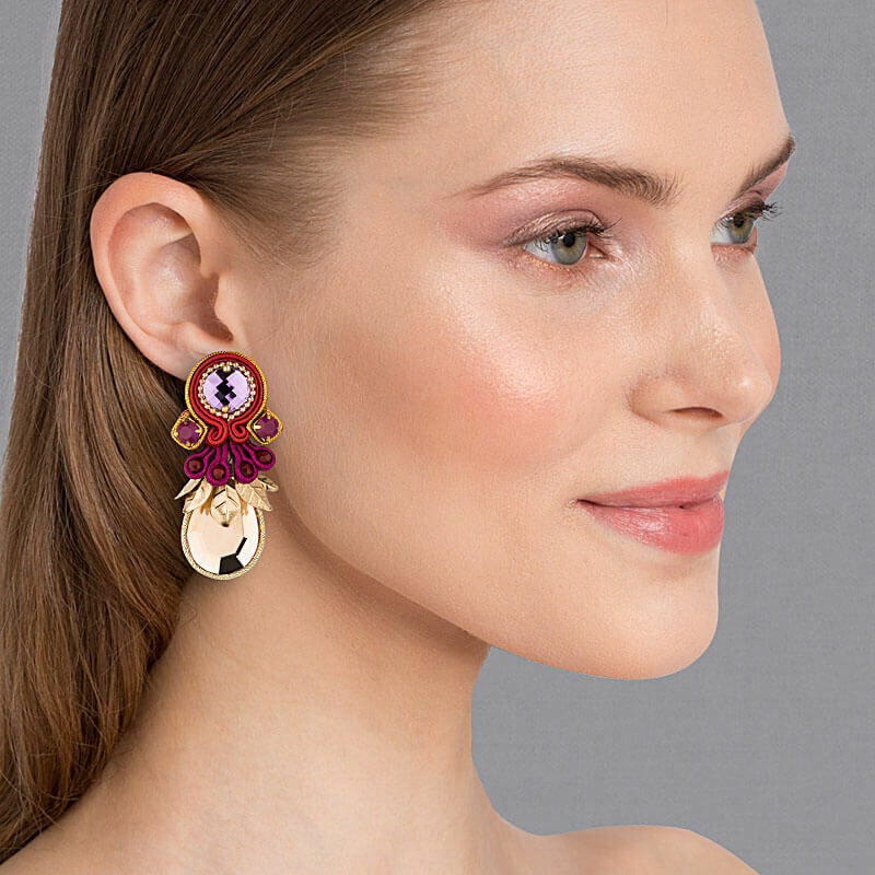 Funkelnde Soutache-Ohrringe mit schimmernden lila Steinen und champagnerfarbenen Tropfen