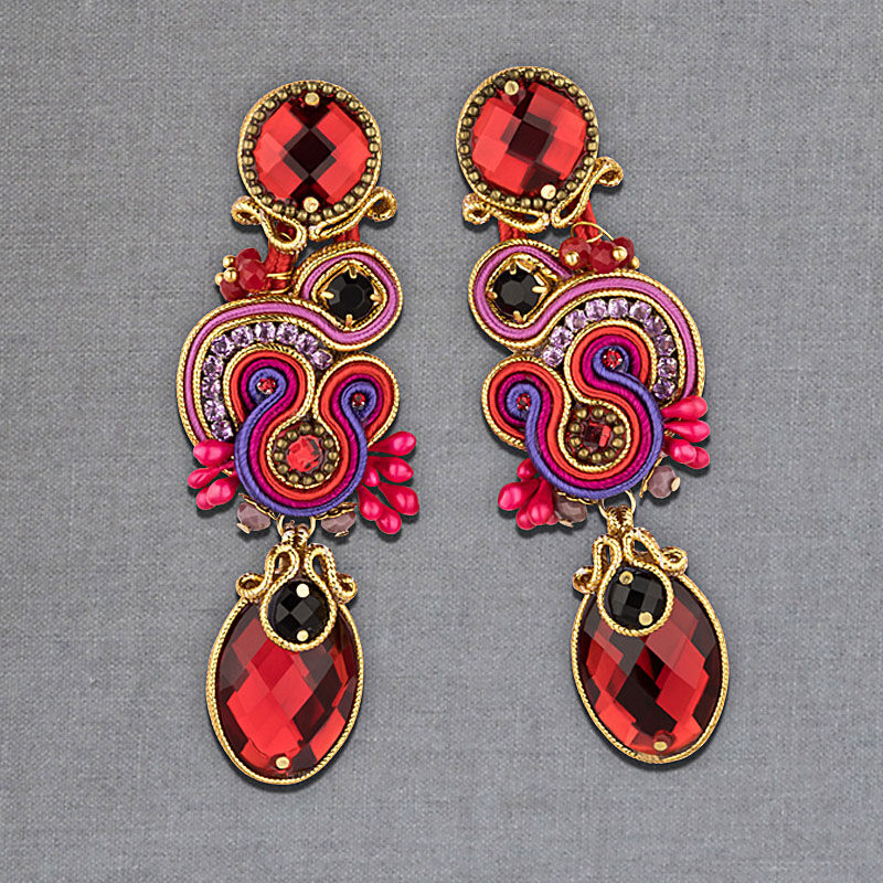 Schimmernde Soutache Ohrstecker mit seidigen Bändern in Gold und funkelnden Tropfen in Rot