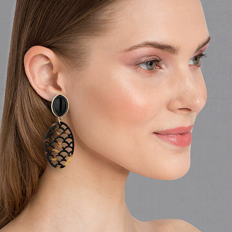 Schwarze Ohrclips mit Oval in dunkler Schildpatt-Optik im Marrakesch-Stil