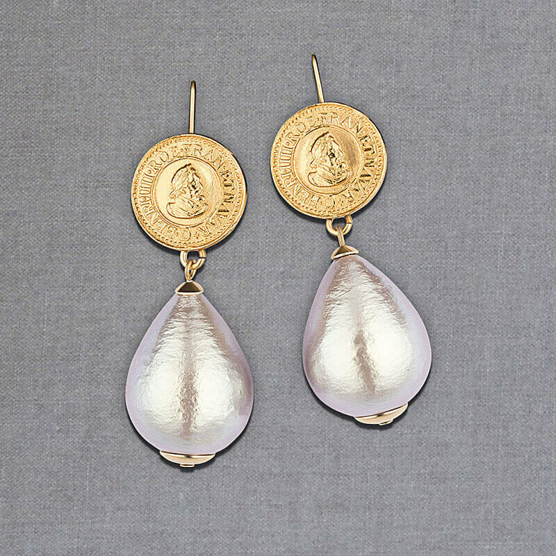 Vergoldete Ohrhänger mit feiner Münzprägung und Baumwolltropfen in Rosa von AmuseToi