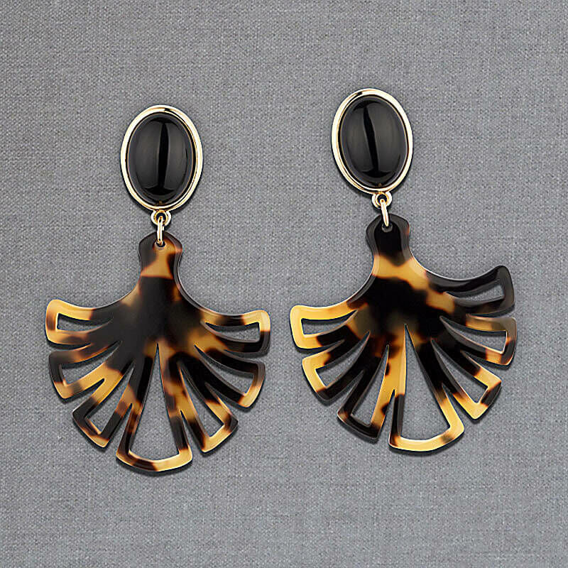 Schwarze Ohrstecker mit hübschen schildpattfarbenen Ornamenten von AmuseToi