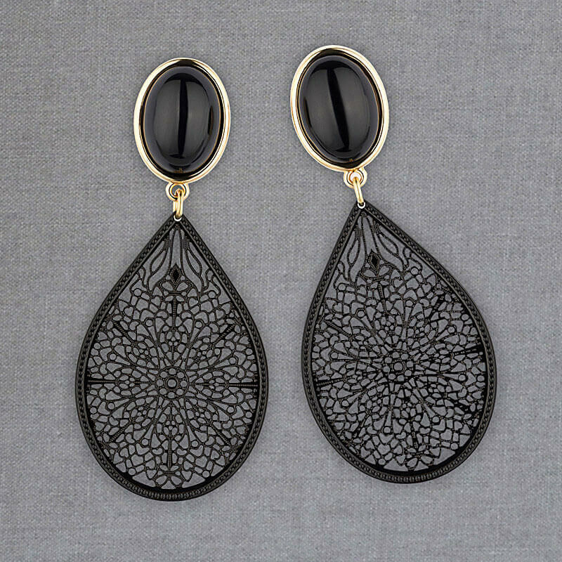 Vergoldete Ohrstecker in Schwarz mit zart geprägtem Tropfen von AmuseToi