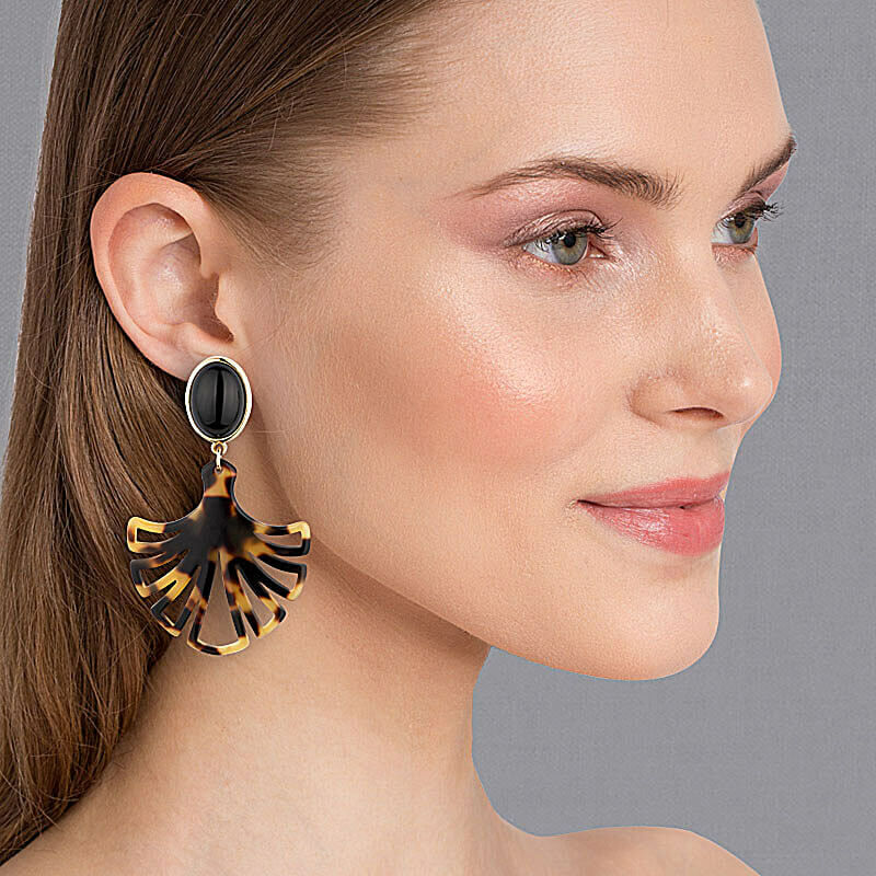 Schwarze Ohrstecker mit hübschen schildpattfarbenen Ornamenten von AmuseToi