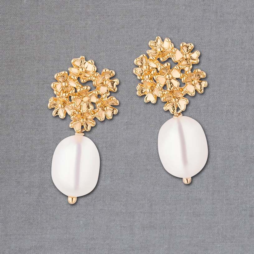 Funkelnde vergoldete Blüten-Ohrstecker mit edler Süßwasserperle von Janne v. d. Heide