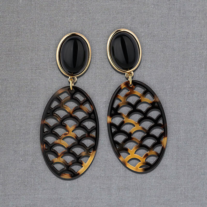 Schwarze Ohrstecker mit Oval in dunkler Schildpatt-Optik im Marrakesch-Stil