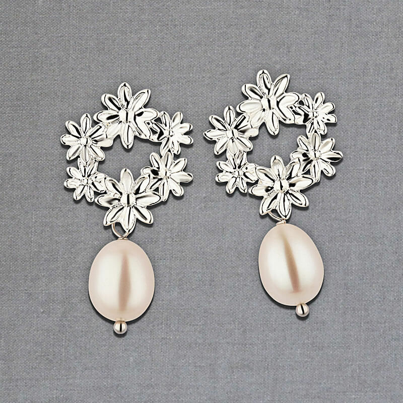 Süßer versilberter Blumenkranz als Ohrstecker mit edler Süßwasserperle