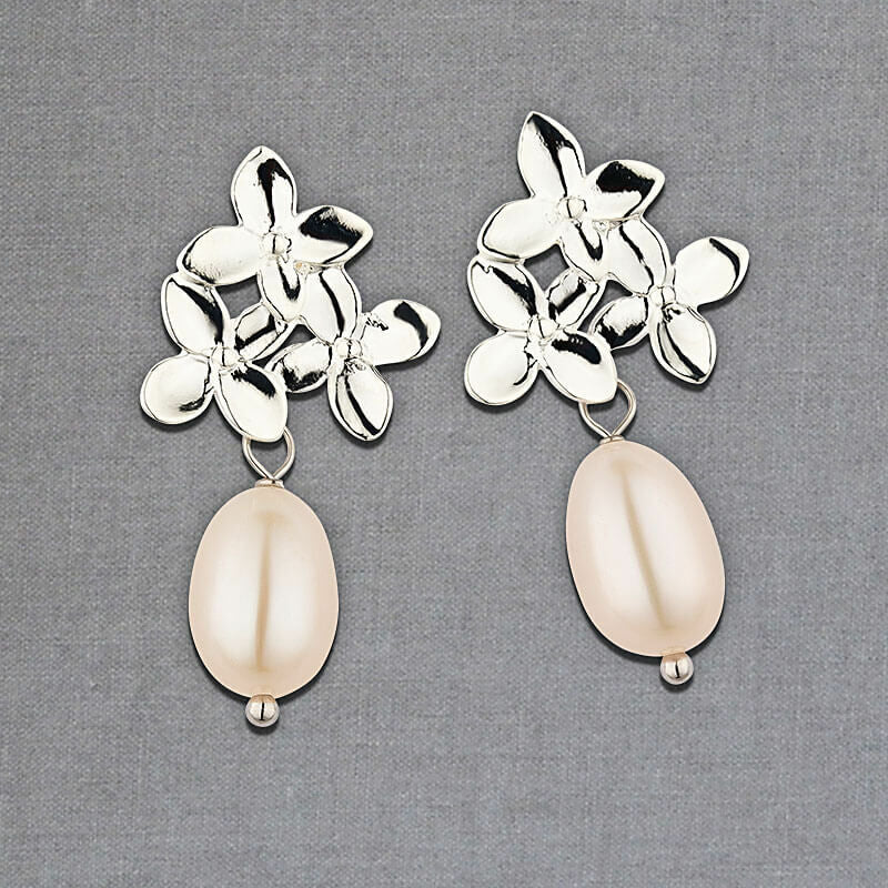 Versilberter Blütenstecker mit edler Süßwasserperle