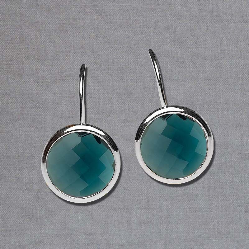 Silberfarbene Ohrhänger mit runden funkelnden Kristallen in Dunkelblau von Janne v. d. Heide