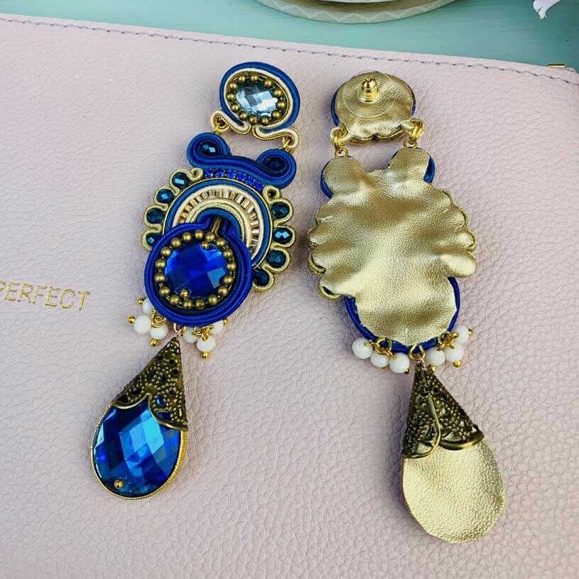 Schöne Soutache-Ohrringe in Dunkelblau