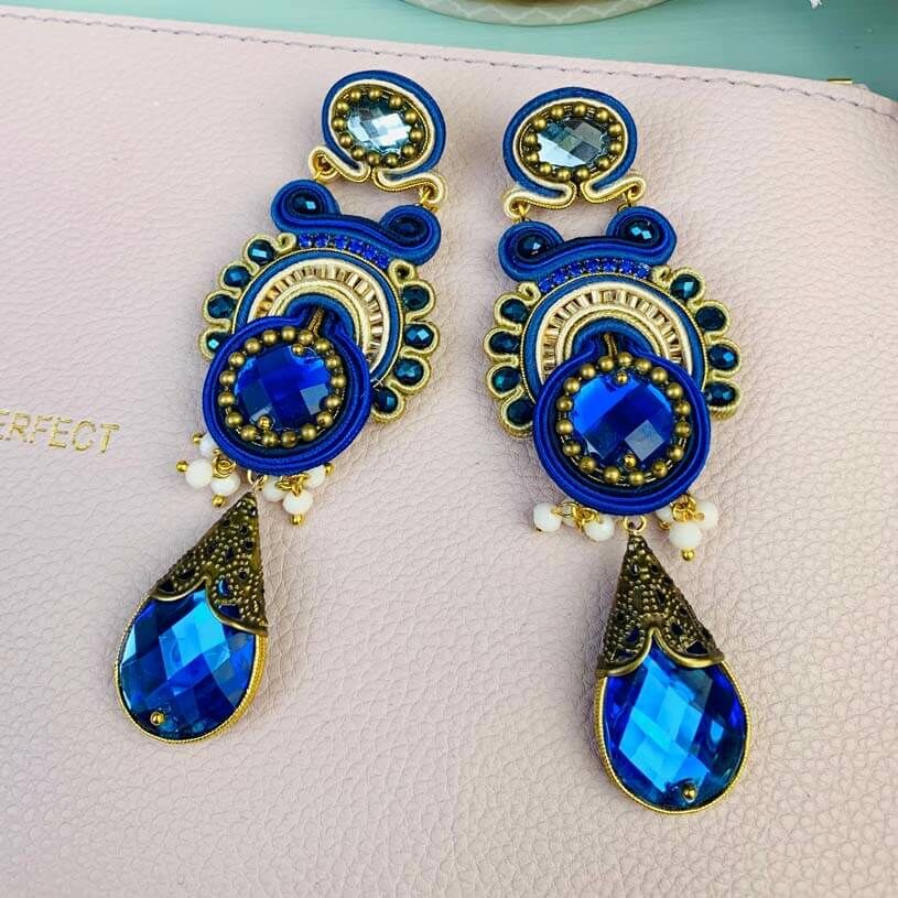 Schöne Soutache-Ohrringe in Dunkelblau