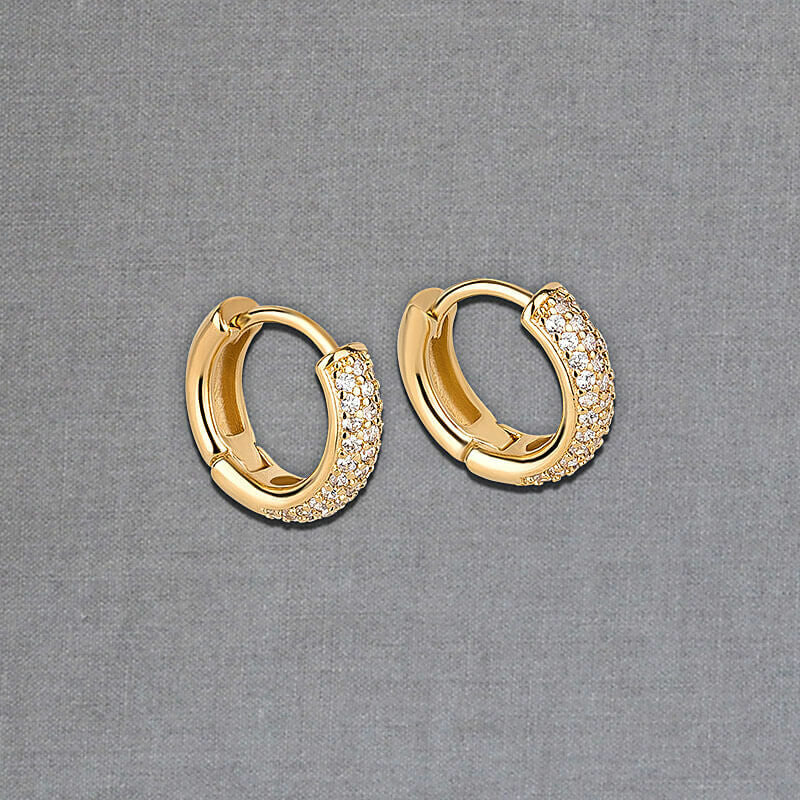 Wunderschöne vergoldete Creolen mit funkelnden Kristallen von Janne v. d. Heide