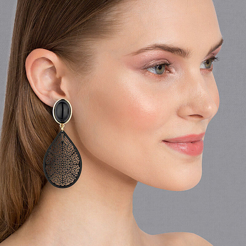 Vergoldete Ohrstecker in Schwarz mit zart geprägtem Tropfen von AmuseToi