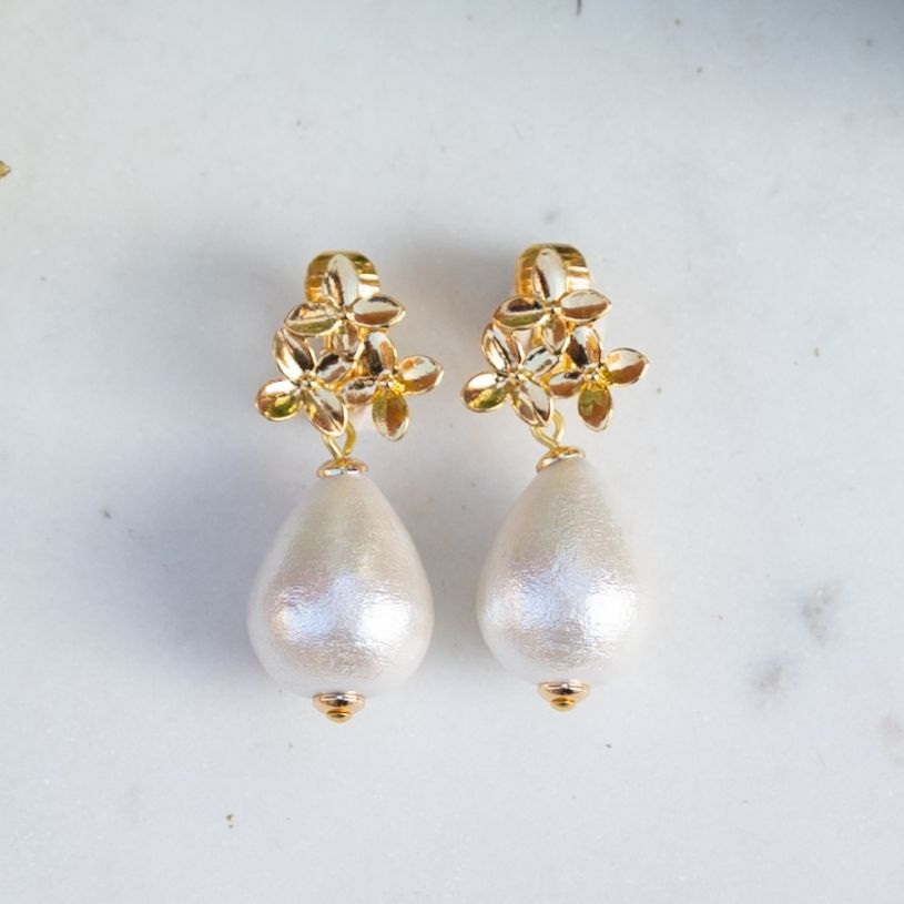 Elegante Blüten-Ohrstecker mit leichtem Baumwolltropfen