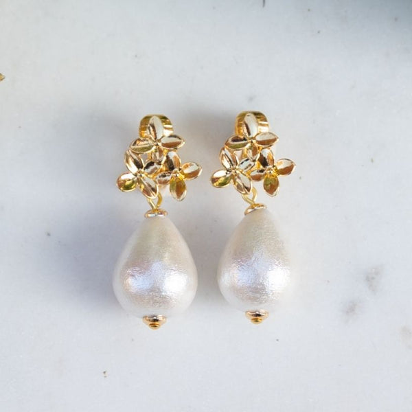 Elegante Blüten-Ohrstecker mit leichtem Baumwolltropfen