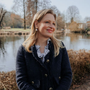 Elegante Blüten-Ohrstecker mit leichtem Baumwolltropfen