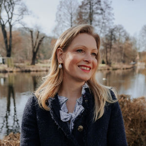 Elegante Blüten-Ohrstecker mit leichtem Baumwolltropfen