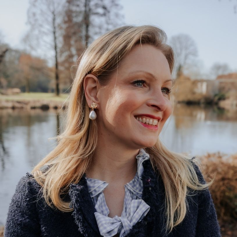 Elegante Blüten-Ohrclips mit leichtem Baumwolltropfen