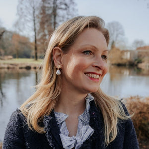 Elegante Blüten-Ohrstecker mit leichtem Baumwolltropfen