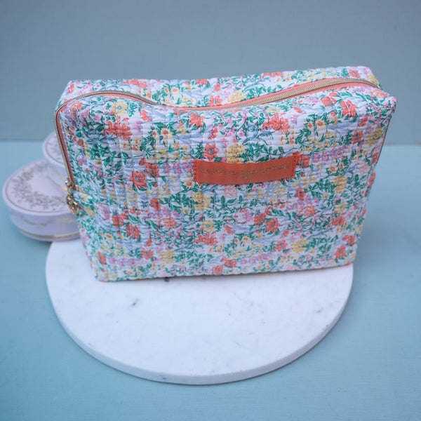 Große Stoff-Tasche mit Reißverschluss und grün-orangem Blumen-Muster