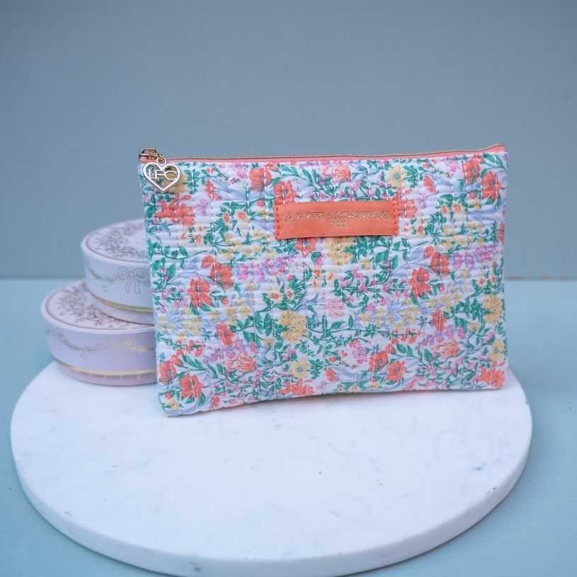 Stoff-Tasche mit Reißverschluss und grün-orangem Blumen-Muster