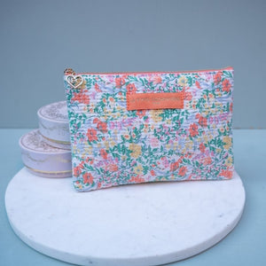 Stoff-Tasche mit Reißverschluss und grün-orangem Blumen-Muster