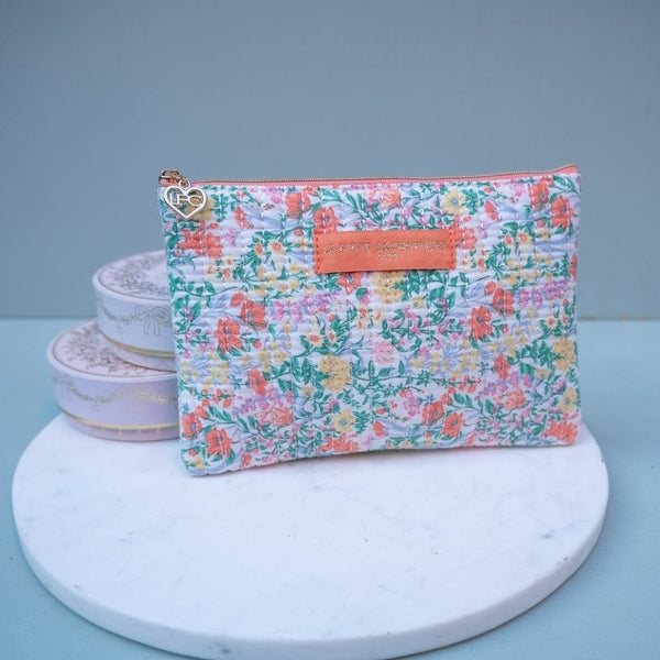 Stoff-Tasche mit Reißverschluss und grün-orangem Blumen-Muster