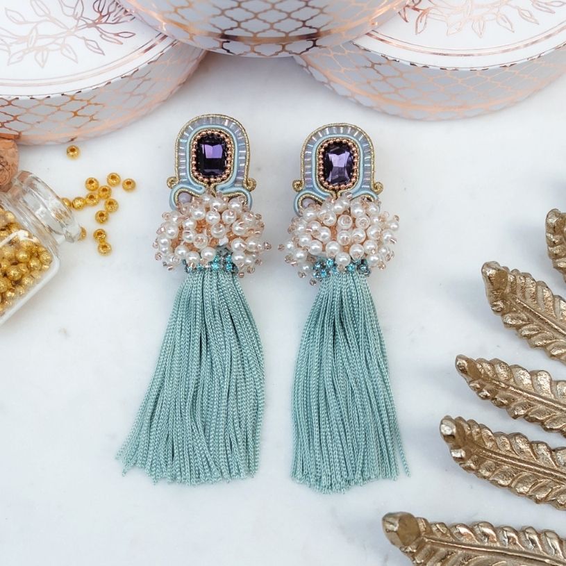 Auffällige Soutache-Quastenohrringe in Mintgrün und Violett