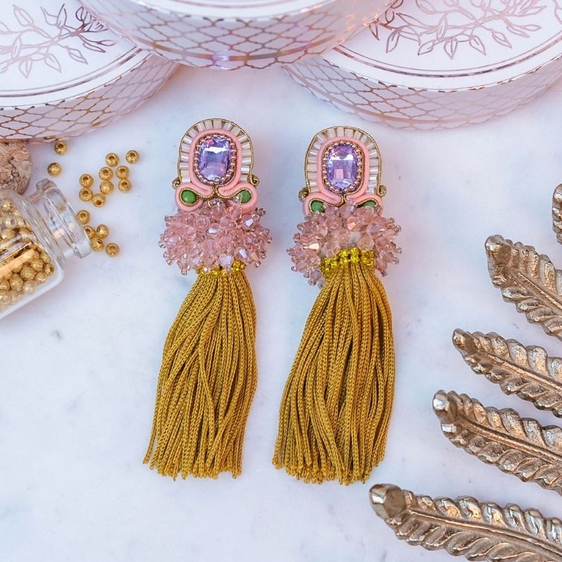 Auffällige Soutache-Quastenohrringe in Rosa, Flieder und Senfgelb