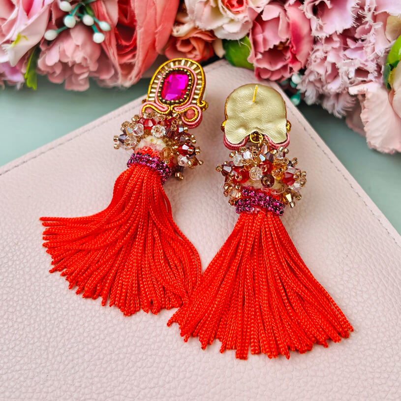 Auffällige Soutache-QuastenOhrringe in Orange und Pink