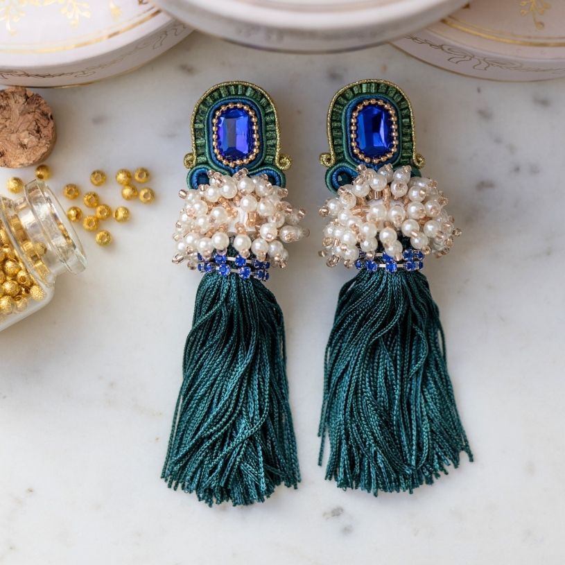 Vorbestellbar - Auffällige Soutache-Quastenohrringe in Dunkelbau und Grün
