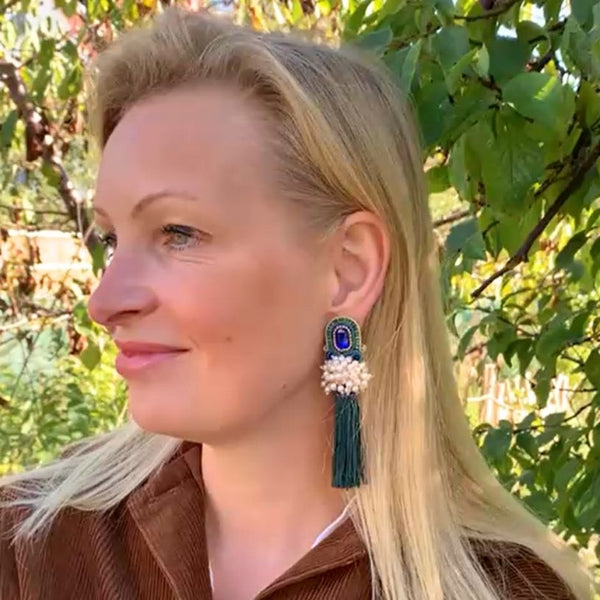 Vorbestellbar - Auffällige Soutache-Quastenohrringe in Dunkelbau und Grün