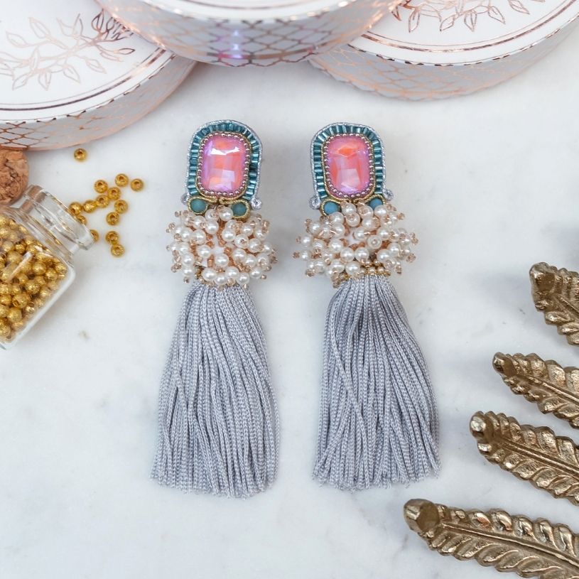 Auffällige Soutache-Quastenohrringe in Hellblau und Rosa