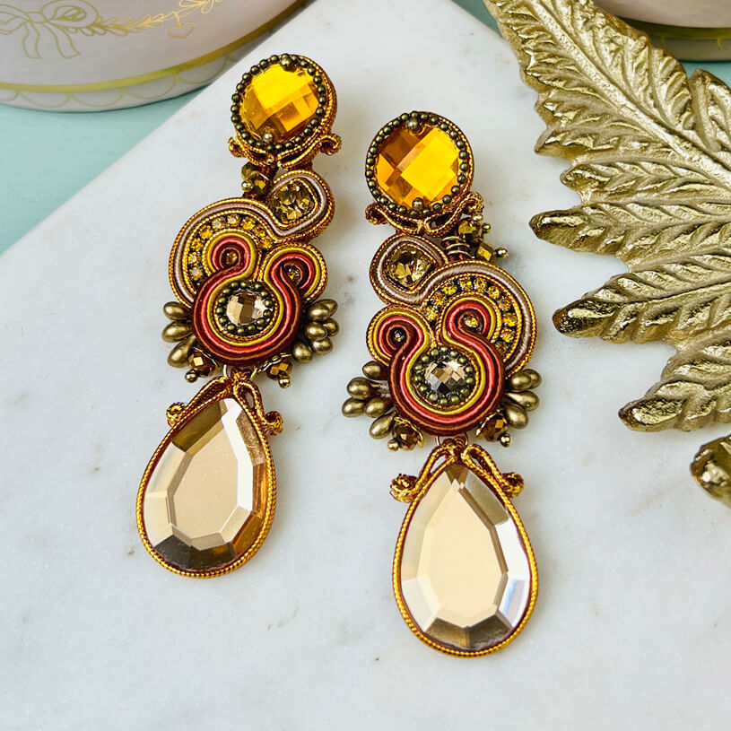 Soutache Ohrstecker mit seidigen Bändern in Gold und funkelnden Tropfen in Braun