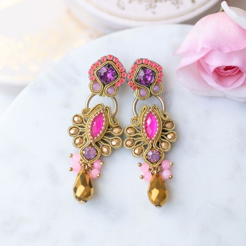 Wunderschöne Soutache-Ohrringe in Gold mit Pink und Violett