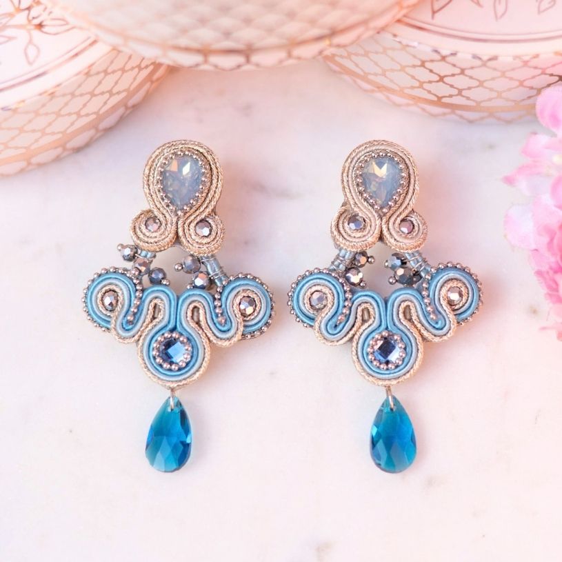 Modische Soutache-Ohrringe in Blau und Silber