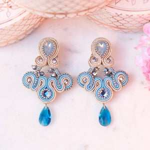 Modische Soutache-Ohrringe in Blau und Silber
