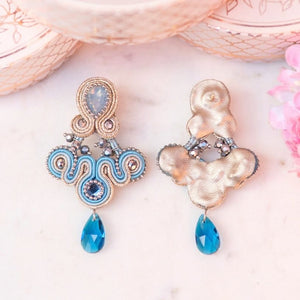 Modische Soutache-Ohrringe in Blau und Silber