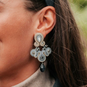 Modische Soutache-Ohrringe in Blau und Silber