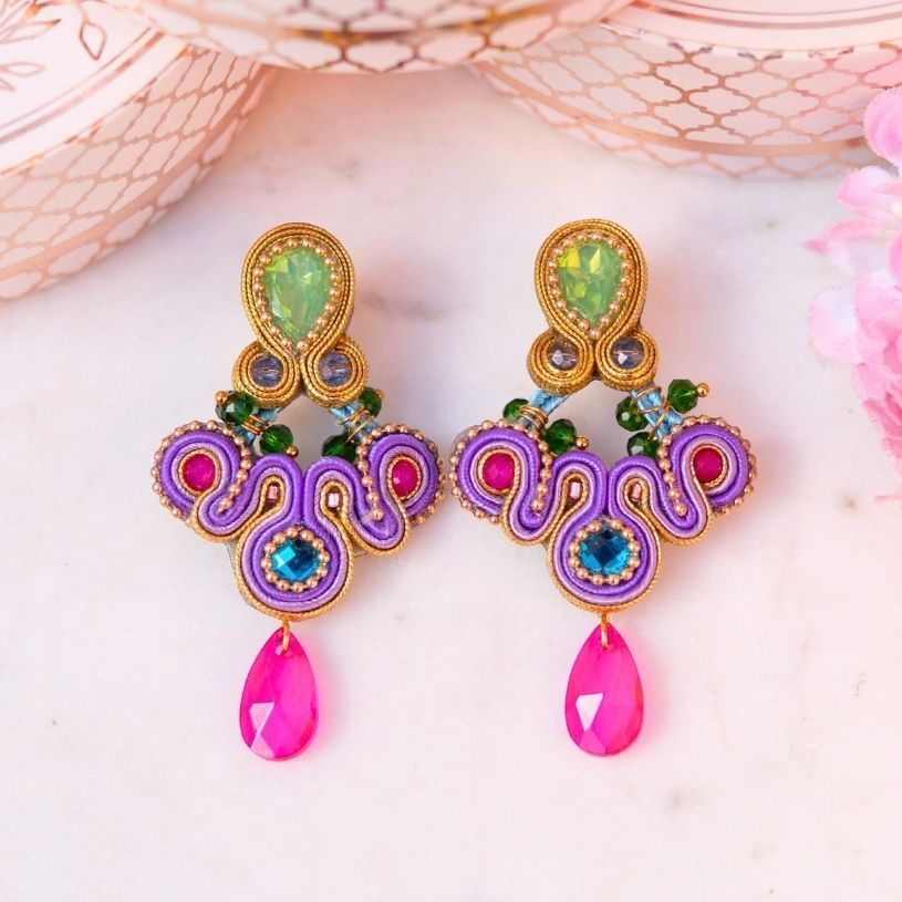 Modische Soutache-Ohrringe in Violett, Pink und Grün