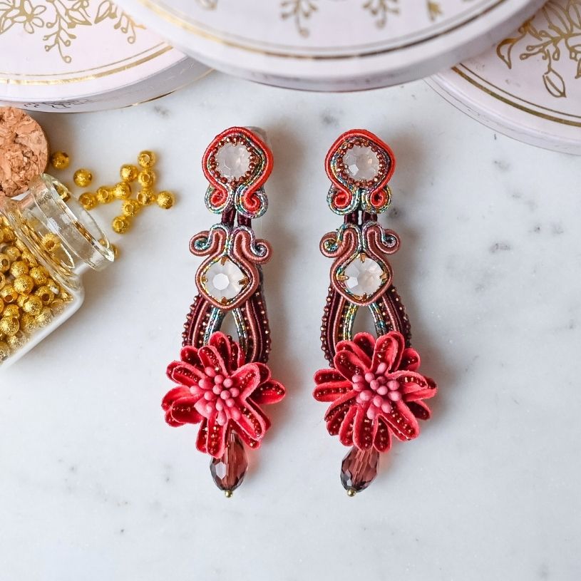 Vorbestellbar - Verspielte Soutache-Ohrringe in Rot und Brauntönen