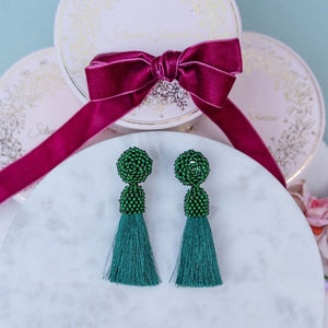 Extravagante Perlen-Quastenohrringe in Dunkelgrün