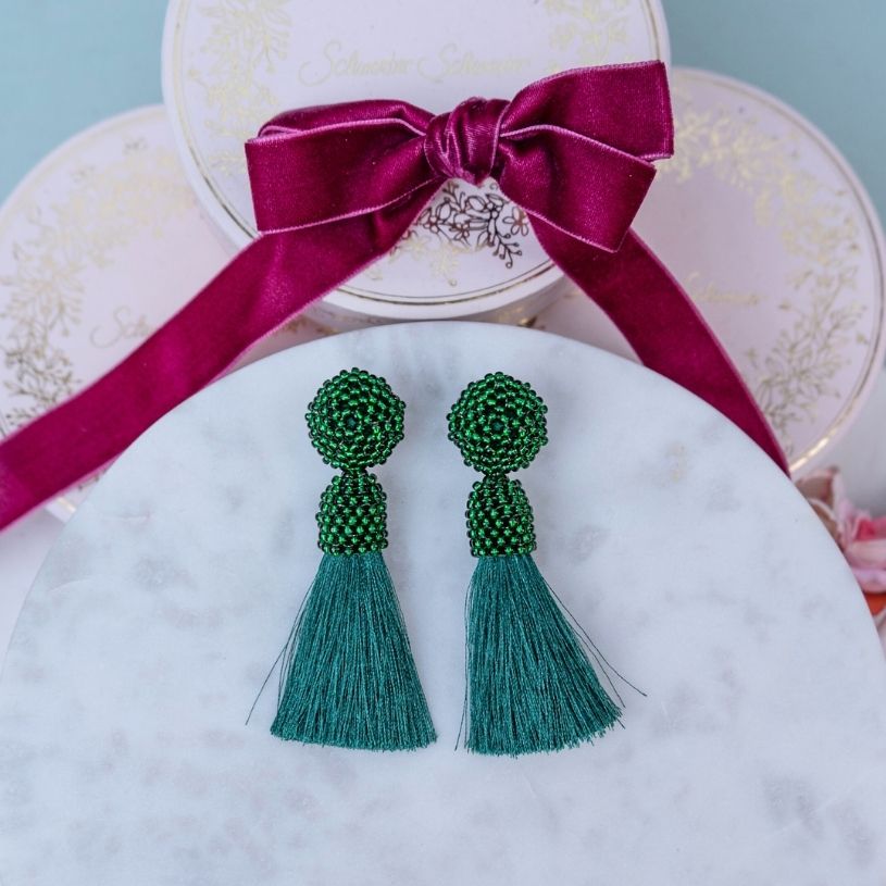 Extravagante Perlen-Quastenohrringe in Dunkelgrün